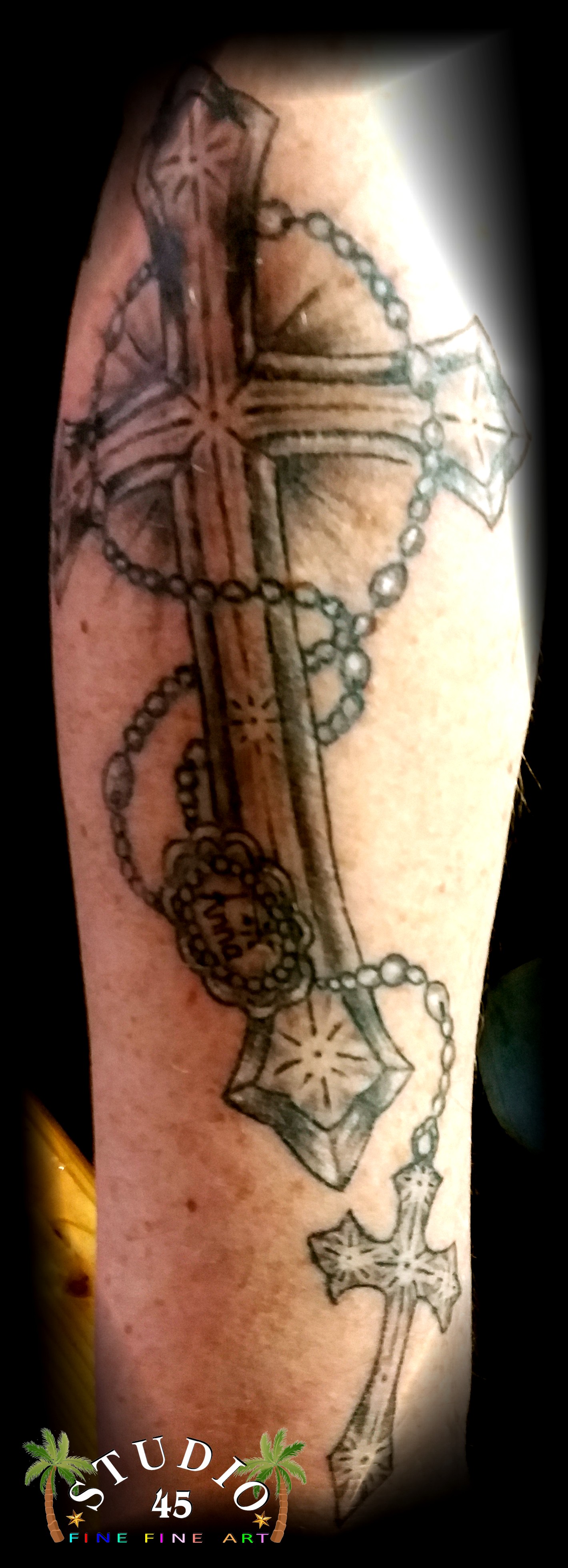 Großes Kreuz mit kleinem Kreuz Unterarm Tattoo Black and Grey Recklinghausen STUDIO 45